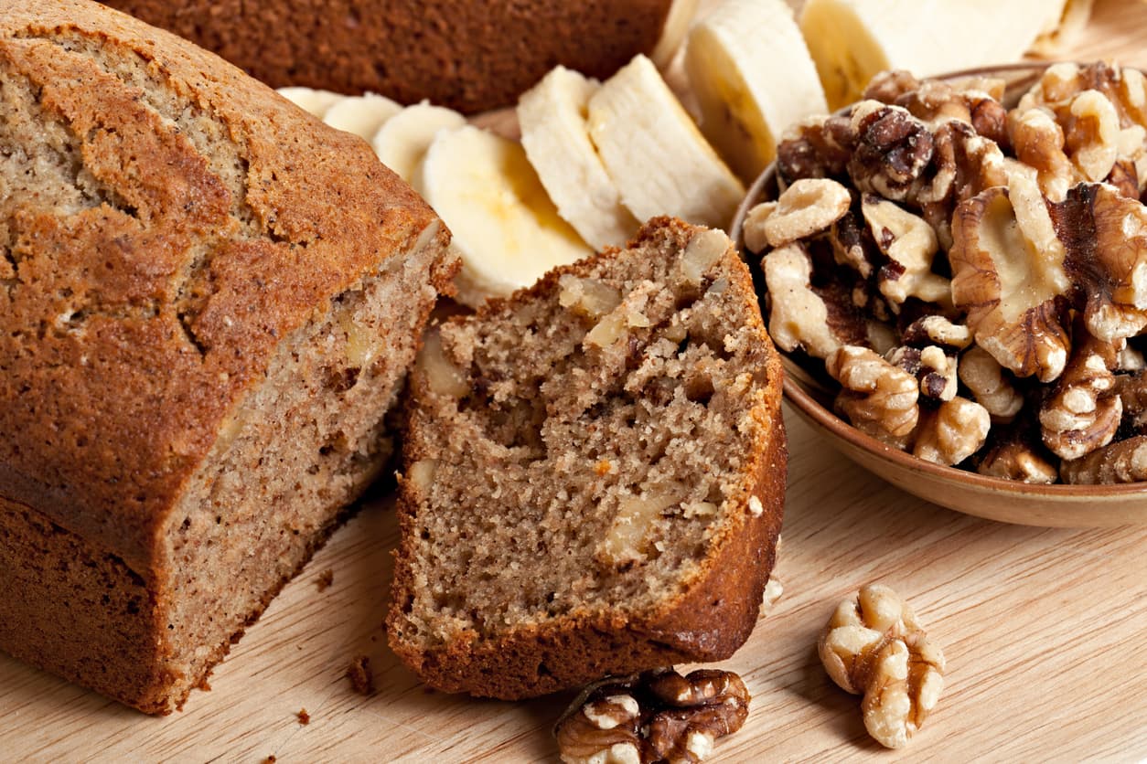 <b>Pan de plátano fácil.</b>
<br>Seguramente cuando abres instagram ves mucho pan de plátano. Eso es porque es rico y muy fácil de preparar. Sobretodo porque no se necesitan muchos ingredientes ni utensilios para hacer. Eso sí, tendrás que tener un horno y un poco más de paciencia que al preparar tu sopa instantánea.
<br>
<br>
<b>¿Qué necesitas?</b>
<br>240 gramos de harina multipropósito
<br>1 cucharadita de bicarbonato de sodio
<br>1/2 cucharadita de sal
<br>115 gramos de mantequilla sin sal, derretida
<br>200 gramos de azúcar granulada blanca
<br>1 huevo grande + una yema aparte
<br>55 gramos de crema ácida
<br>1 cucharadita de extracto de vainilla
<br>3 plátanos maduros, molidos
<br>85 gramos de chips de chocolates
<br>55 gramos de nueces, tostadas y picadas.