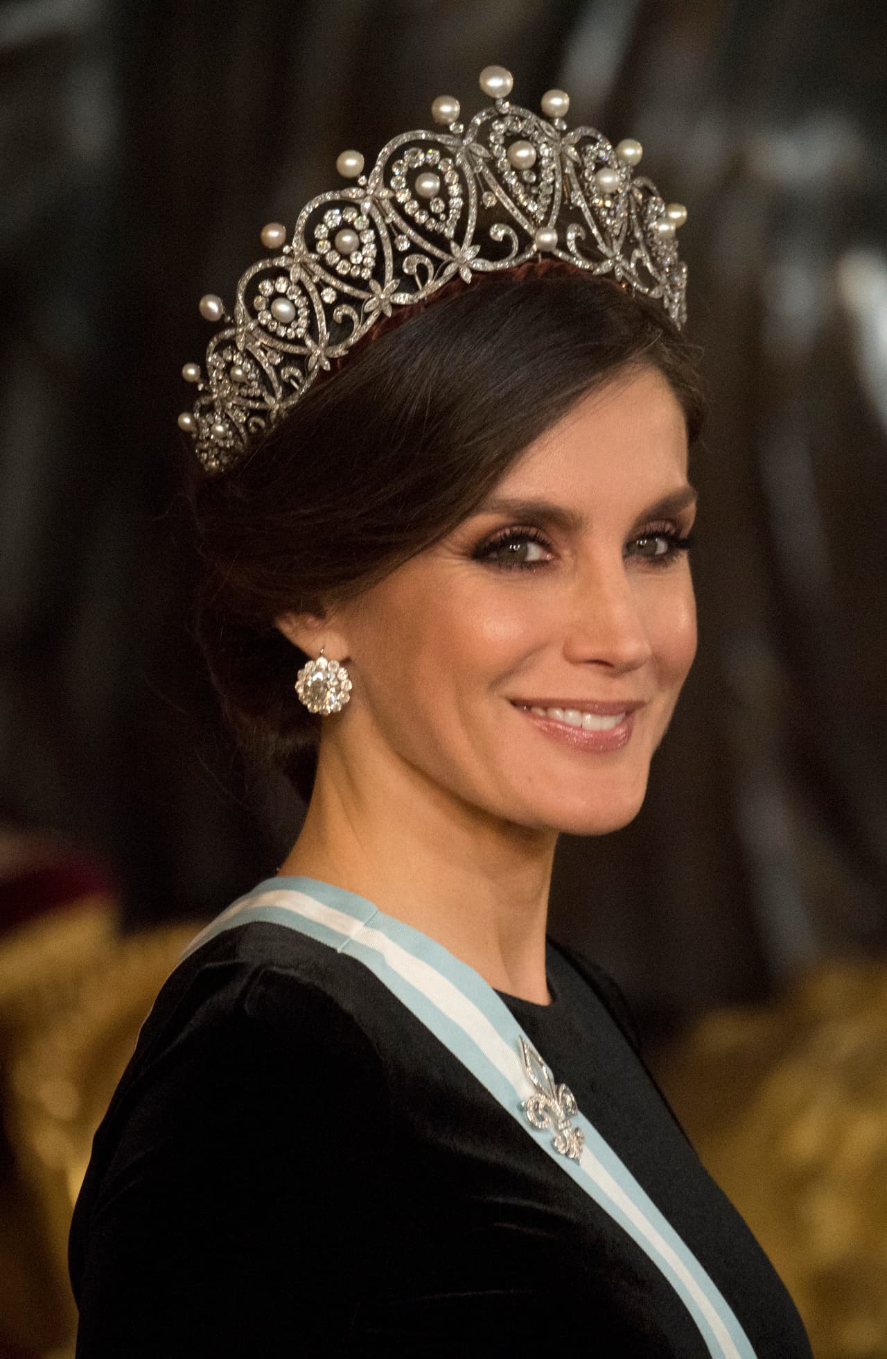 Asimismo, la reina siempre mantiene su maquillaje y peinado dentro de estilos naturales.