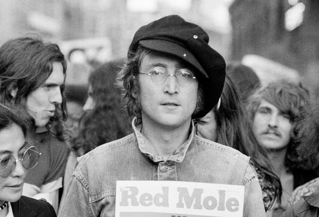 <b>John Lennon </b>fue criado por una hermana de su madre, pues la situación de sus padres no era la mejor para él ya que tenían problemas en su matrimonio. Su tía estaba casada y no tenía hijos, por lo que el miembro de The Beatles fue como uno para ellos.