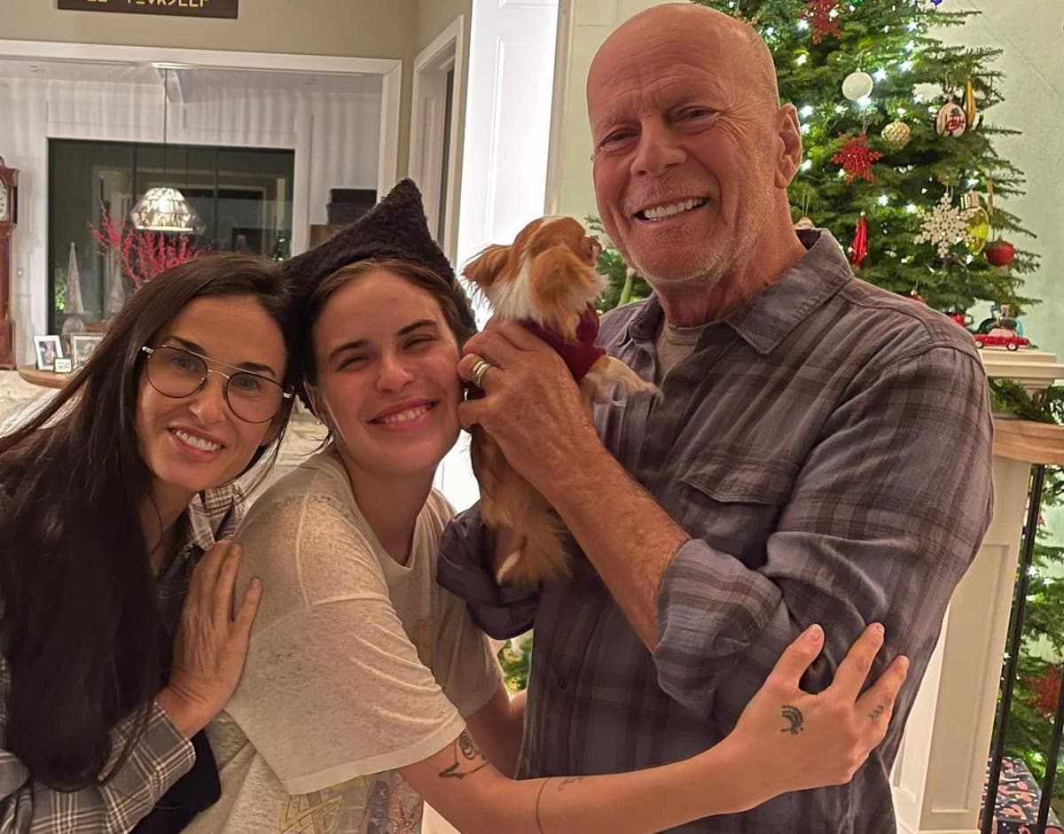 Bruce Willis aparece en foto navideña junto a su ex, Demi Moore, y su actual esposa