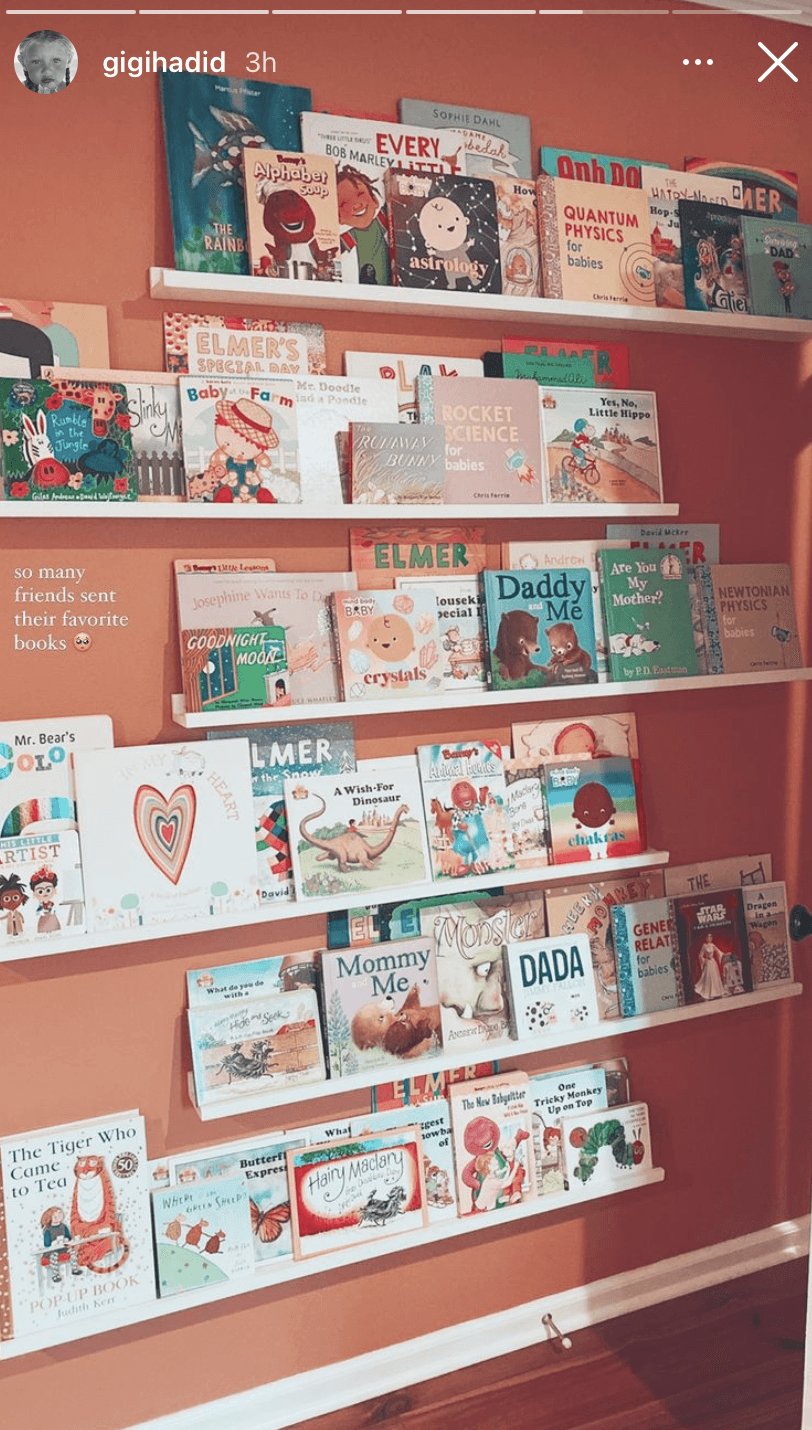 También mostró unos libreros con algunos cuentos para niños que le han regalado sus amistades más cercanas. Seguramente, serán las historias que ayudarán a la pequeña a dormir por las noches. “Muchos amigos me mandaron sus libros favoritos”.