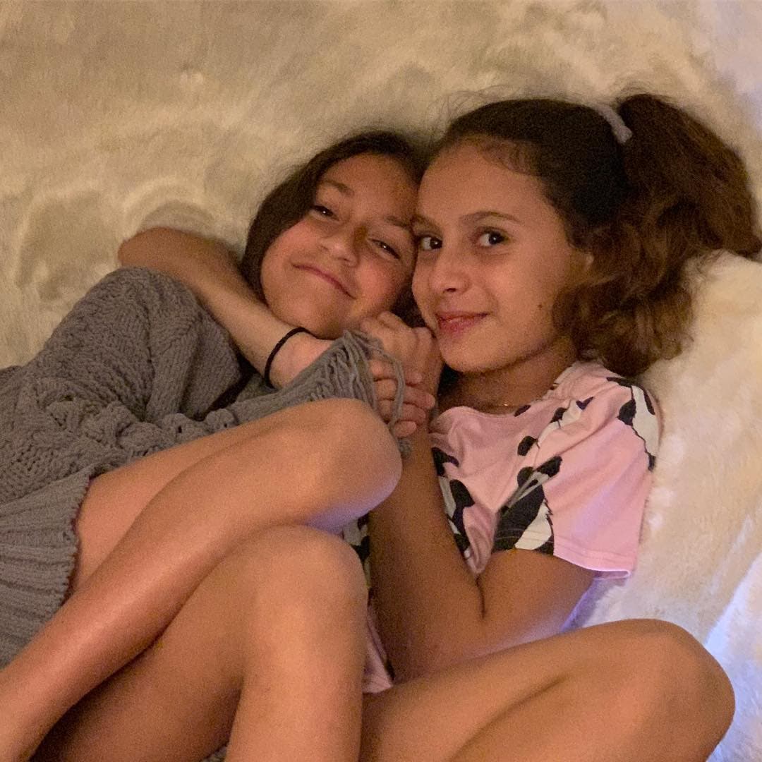 Emme junto a Ella, una de las hijas del ex beisbolista.