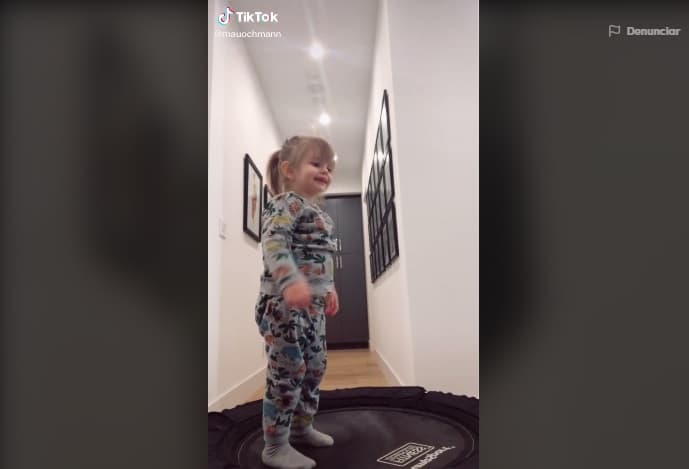 En uno de los pasillos de la nueva casa del actor, están colgados algunos cuadros y queda claro que es uno de los espacios favoritos de Kailani, ya que en ocasiones juegan con un pequeño trampolín.