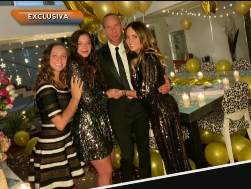 Para la cena usó otro vestido negro elegante con brillos plateados. Todos se vistieron de gala para la gran cena. Andrea también lució uno largo, similar al de su hija. Mientras que Erik Rubín portó un traje negro.
<br>