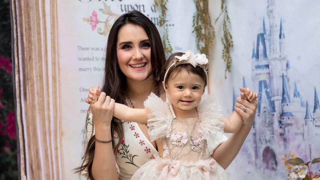 A la bebita de Dulce María le encanta el baile y ahí estuvo su mamá para grabarla
