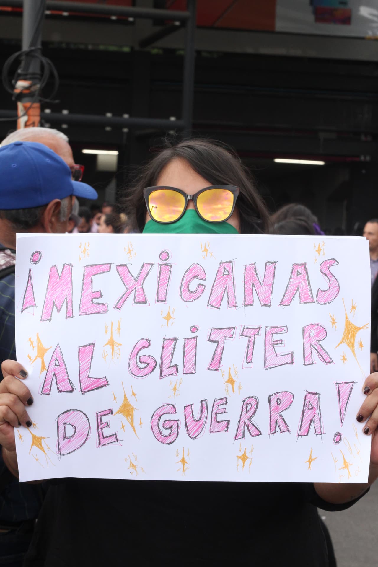 Uno de los elementos más utilizados por los integrantes de la marcha fue la brillantina rosada, esto para recordar el ataque al titular de la SSP, Jésus Orta, quien el lunes 12 de agosto fue bañando en glitter rosa, a manera de protesta.