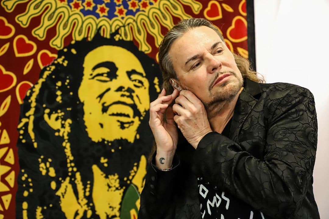 Fher Olvera, vocalista de Maná, casi se muere durante una cirugía estética. "Casi se muere porque le cortaron una vena. El doctor cortó una vena que no debía y le hicieron unos tres cortes, creo, en la garganta, se estaba desangrando, tuvieron que parar la operación", contó su exesposa Mónica Noguera en 2018. En septiembre del 2019, Noguera dijo que los abogados de su exmarido y su manager le pidieron que no volviera a tocar el tema.