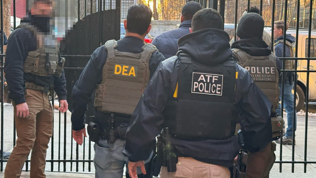 ¿Quiénes hacen las redadas de ICE? Un alcalde quiere la identidad de los que están “secuestrando” inmigrantes en su ciudad