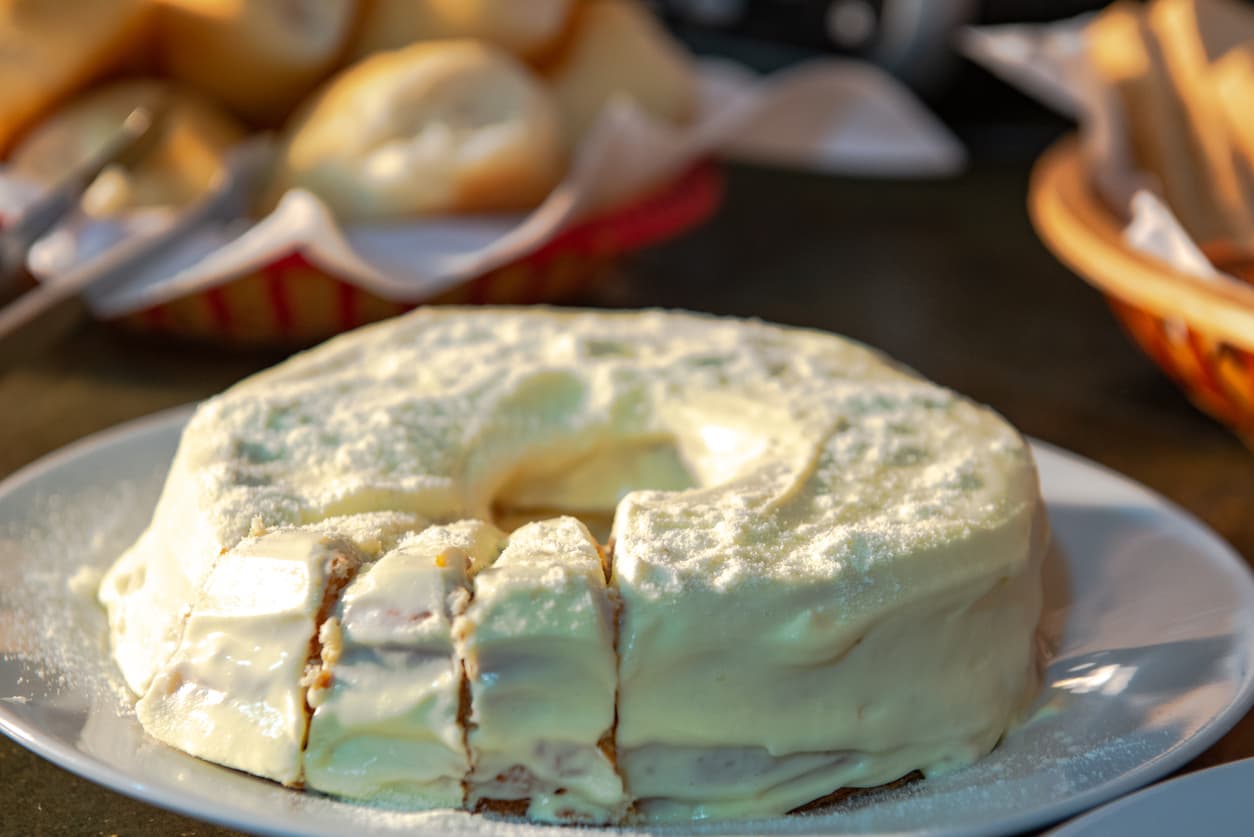 <b>¿Cómo se hace?</b>
<br>Licúa la leche evaporada, la leche condensada y el jugo de limón hasta obtener una crema.
<br>En un recipiente mediano, coloca las galletas marías y agrega la mezcla anterior, busca formar capas consistentes entre las galletas y la mezcla líquida. Rellena el molde perfectamente.
<br>Y si te quieres ver muy acá, le puedes poner fruta como mango o uvas o enlatadas. O sólo unas rodajas de limón.
<br>Refrigera por 3 horas y listo.