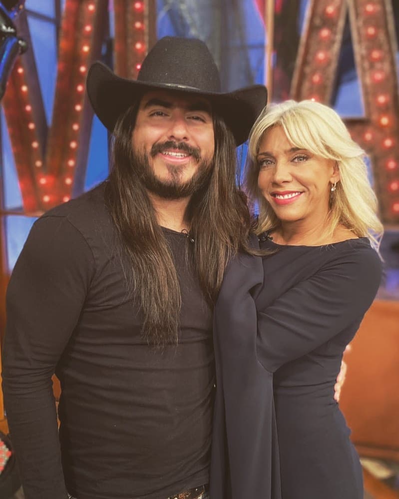 Una de las parejas que más sorprendió este 2020 es la de Cynthia Klitbo y El Rey Gruprero. La pareja confirmó su noviazgo con una atrevida foto de ambos en la cama, donde ella escribió, como decía el gran Juan Gabriel: "Lo que se ve no se pregunta". Ambos se han mostrado muy contentos con su relación a pesar de las críticas y los asombros. Recientemente compartieron algunos videos donde dicen que ya adoptaron algunos perritos de la calle para darles una vida mejor.