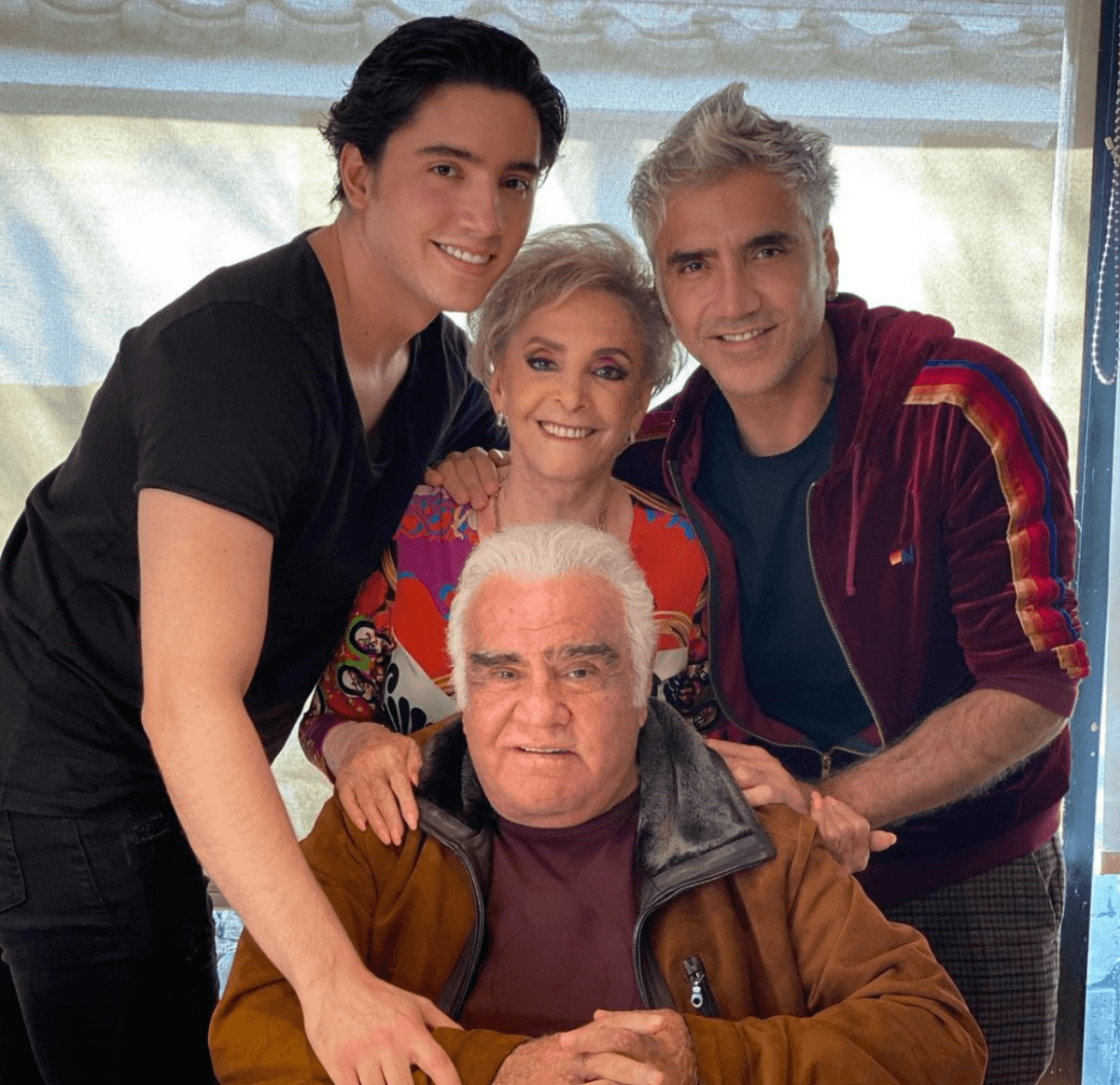Alejandro Fernández y su hijo le dedican una canción a doña Cuquita y conmueven a sus fans
