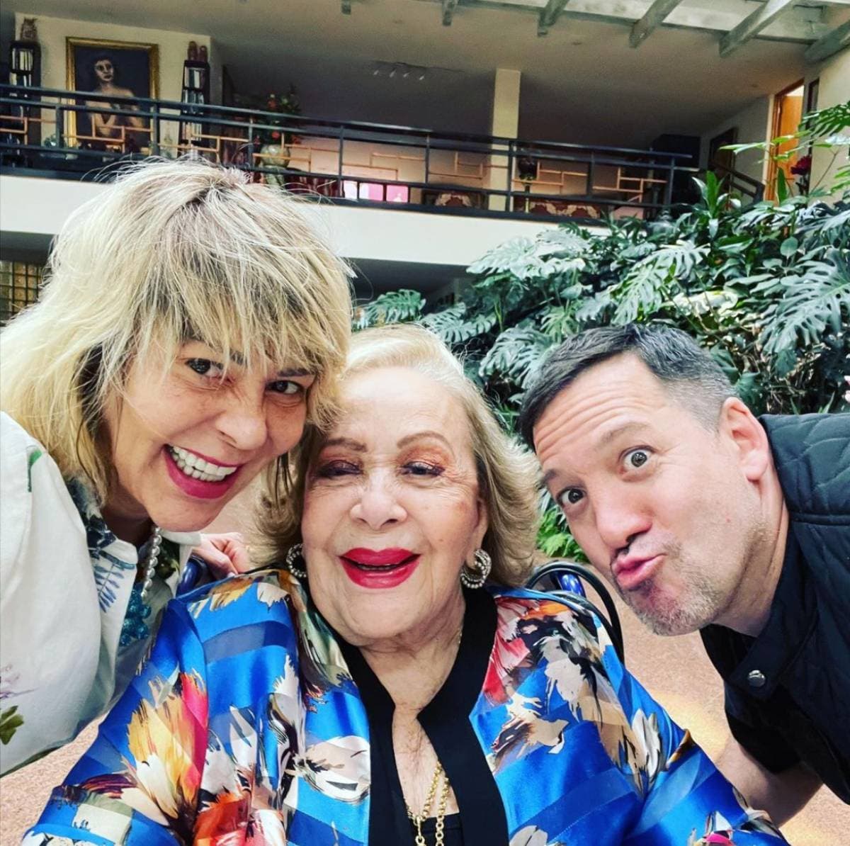 Alejandra Guzmán reaparece junto a Silvia Pinal en redes sociales