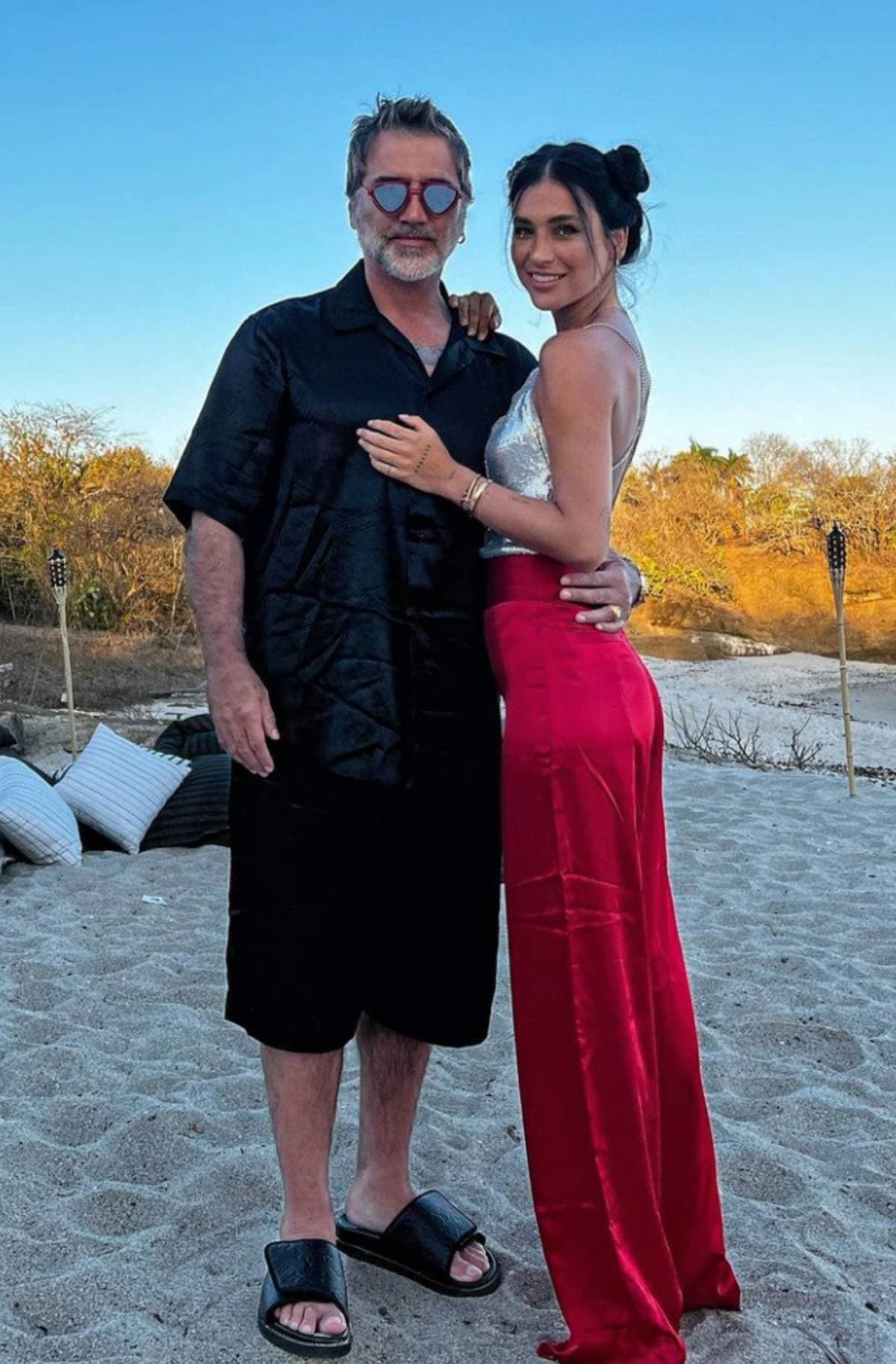 Alejandro Fernández y Karla Laveaga disfrutan de su amor en la playa