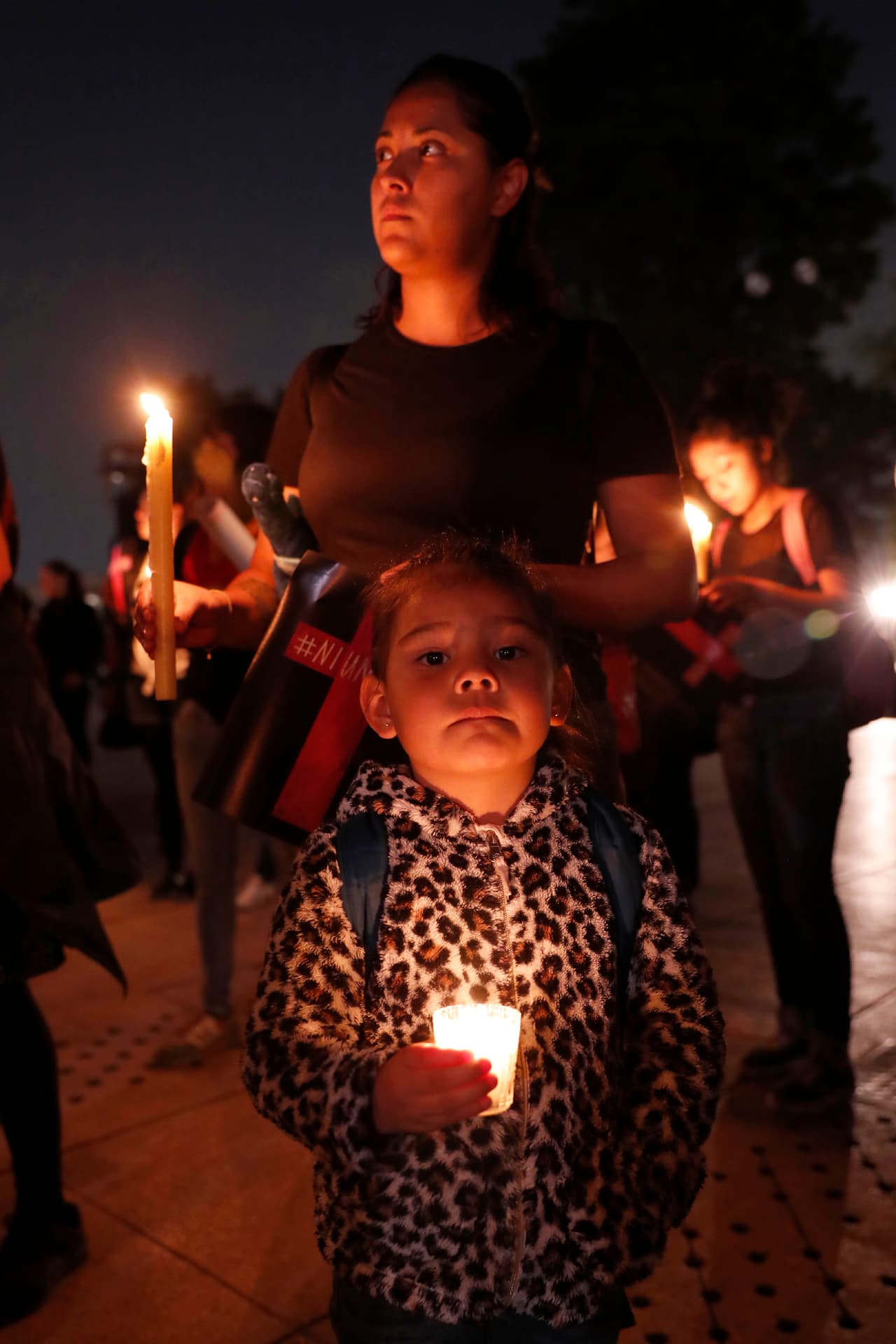 Con velas, cruces y pancartas, las manifestantes clamaron #NiUnaMenos y alzaron sus voces con desgarradores gritos con los que se pedía a las autoridades responder ante la crisis que predomina en el país.