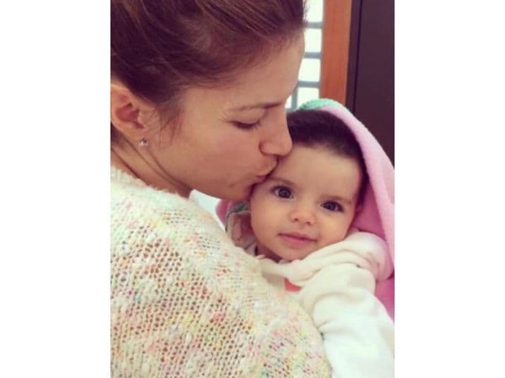 La más pequeña de los Derbez nació el 4 de agosto de 2014 en un hospital de Los Ángeles. Su madre, la vocalista de Sentidos Opuestos, reveló meses después que había sido un parto muy largo. “A mí me fue muy bien, fueron como 26 horas de labor de parto, pero pude lograr el embarazo natural. Estuvo mi doula ahí conmigo, quien fue la que me ayudó a lograrlo”, manifestó.