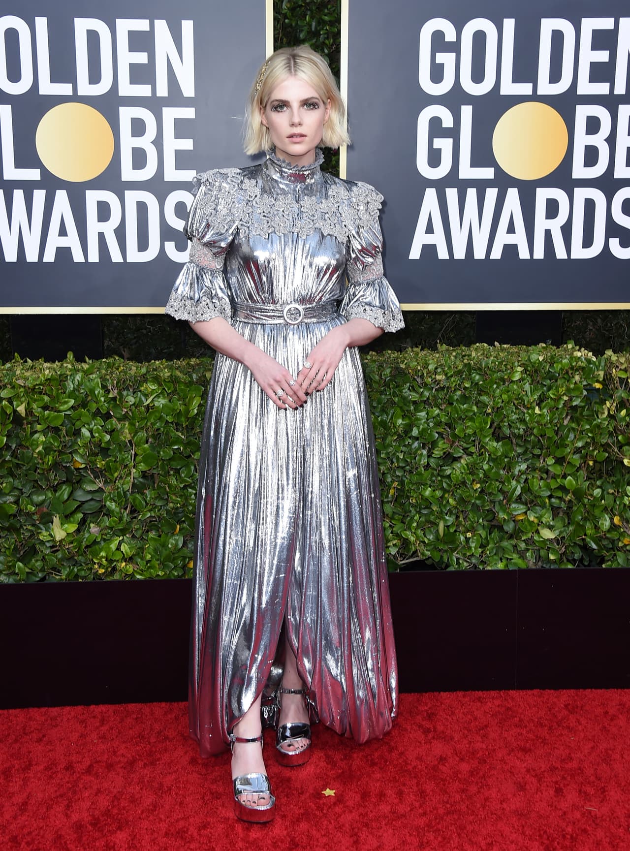 Lucy Boynton fue una de las más atrevidas con uno de los beauty looks más destacados, con glitter plateado a tono con su vestido.
