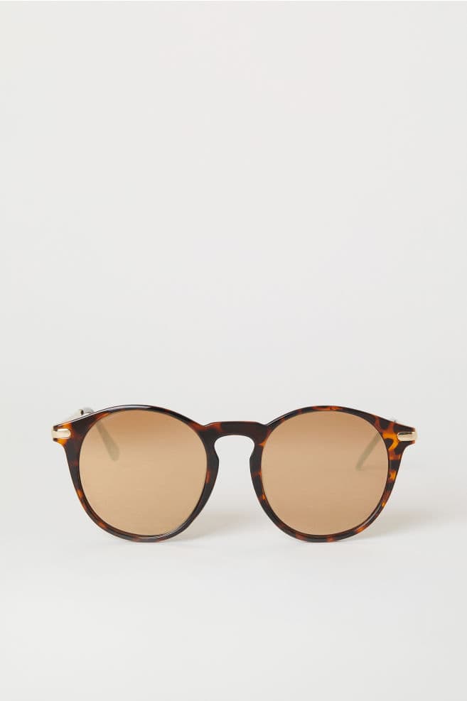 Si el estilo de lentes, a la John Lenon, no es algo que te convenza lo suficiente, puedes intentar con armazones igualmente redondos, pero que tengan pequeñas puntas angulares en la zonas superiores.