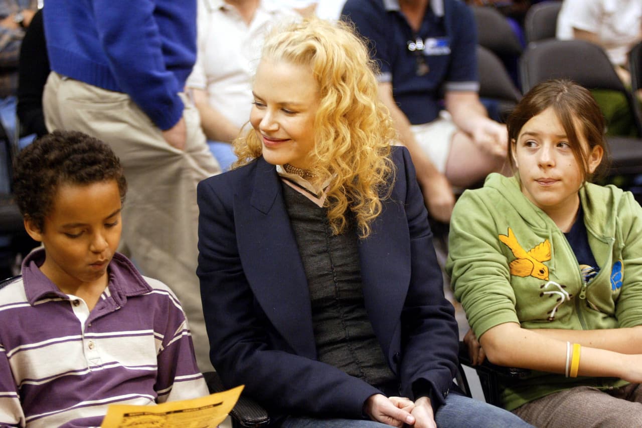La relación de 
<b>Nicole Kidman</b> con los hijos que adoptó con su entonces marido, Tom Cruise, es nula. De acuerdo con RadarOnLine, la actriz de distanció de ellos desde que se divorció de Cruise en el 2001.
<br>
<br>En una entrevista australiana, Nicole comentó que su objetivo siempre ha sido el de proteger a sus hijos mayores, Isabella y Connor. “Soy muy reservada sobre ellos, tengo que proteger esa relación, pero lo que sí sé al 150% es que renunciaría a mi vida por mis hijos”, declaró.
<br>
<br>El periódico El País detalló que Bella Cruise se casó en el 2015 y no estuvieron presentes ni Nicole ni Tom. Isabella y Connor nunca han dado declaraciones sobre la relación que llevan con sus famosos padres.