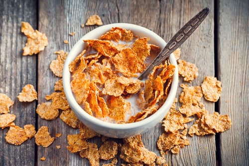 8. El cereal con leche. Ya sabemos que es muy fácil y rápido de preparar, pero puede ser muy saludable también si el cereal no contiene azúcar y se le pone leche light, desalactosada, de soya o de almendra.