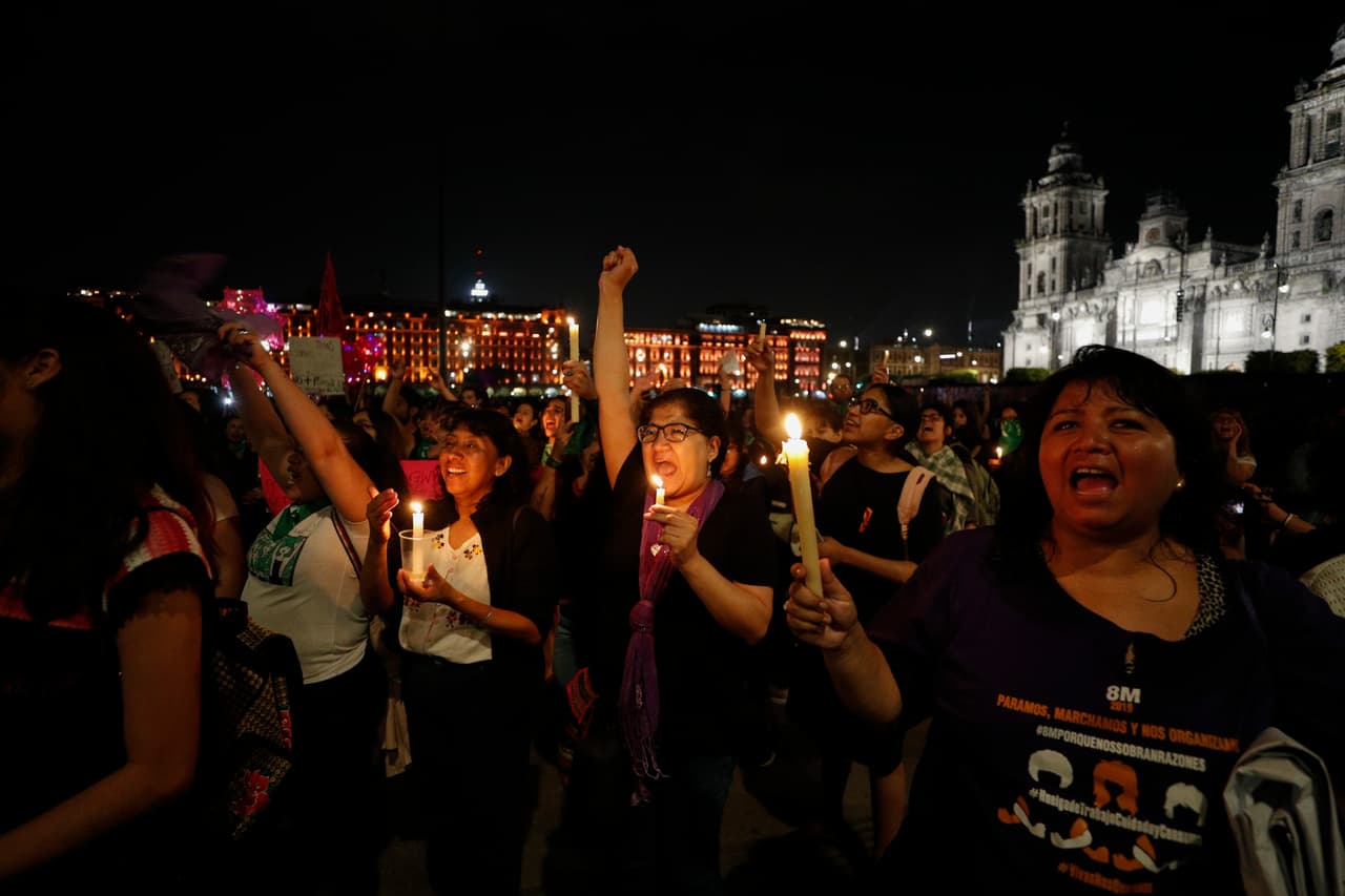 Madres, hermanas y amigas tomaron las calles de la Ciudad de México durante una marcha, cuyo recorrido pasó por distintos monumentos históricos y tuvo como objetivo traer mayor visibilidad a esta crisis, que ha detonado una alerta de género en la ciudad.