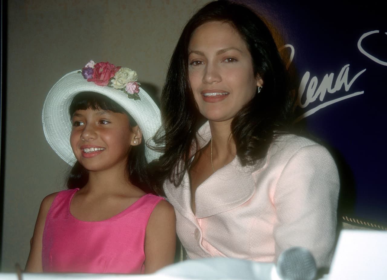 Nadie para presumir su evolución a través de los años como JLo, pues mientras en un inicio de su carrera, allá por el año de 1996, cuando todavía promocionaba la película biográfica de Selena Quintanilla, utilizaba un estilo de cabello y maquillaje muy diferente al que conocemos hoy en día, mismo en el que su ceja era mucho más clara y pequeña.