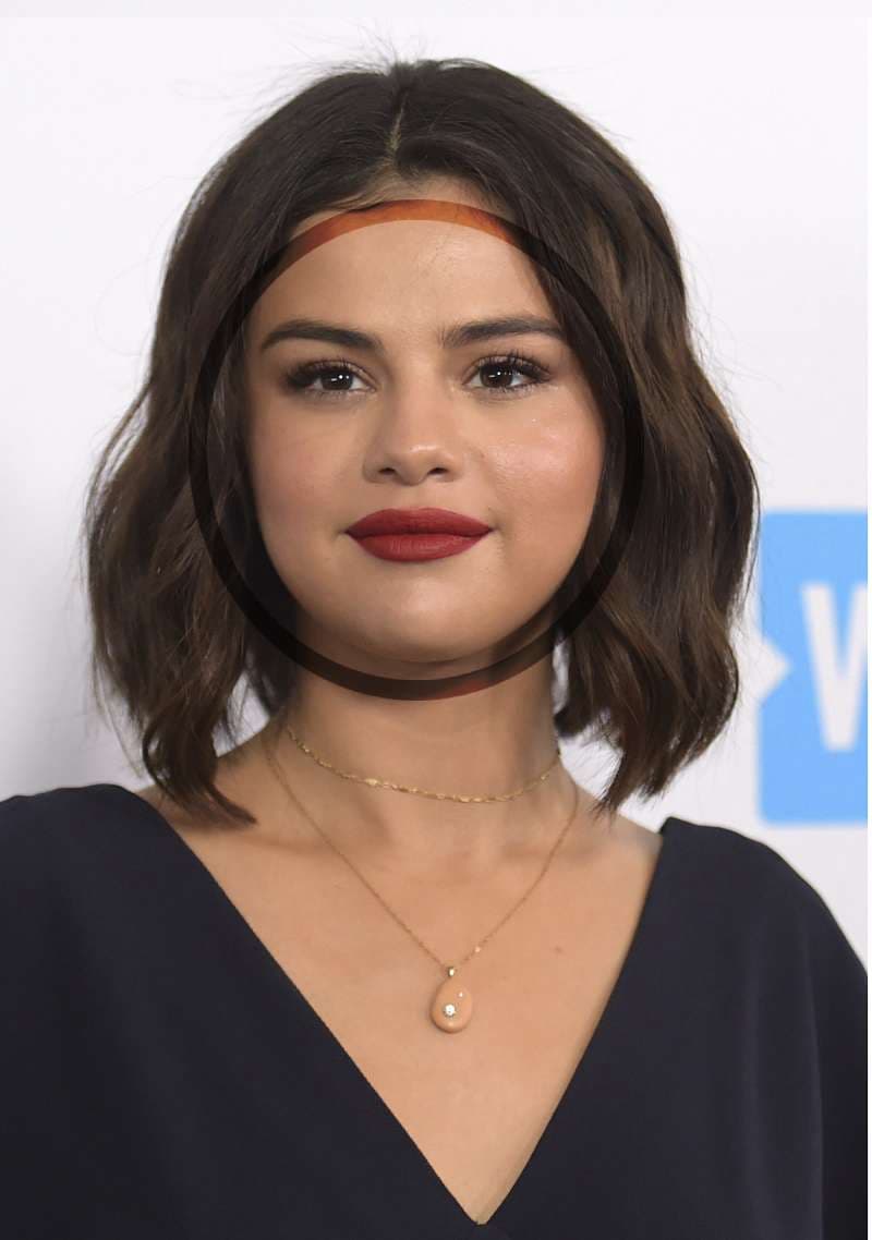 Un ejemplo de cara tipo circular o redonda puede ser la de la cantante Selena Gomez; su tipo de rostro en que sus facciones, principalmente su quijada, son bastante suaves y sin ángulos que se marquen.