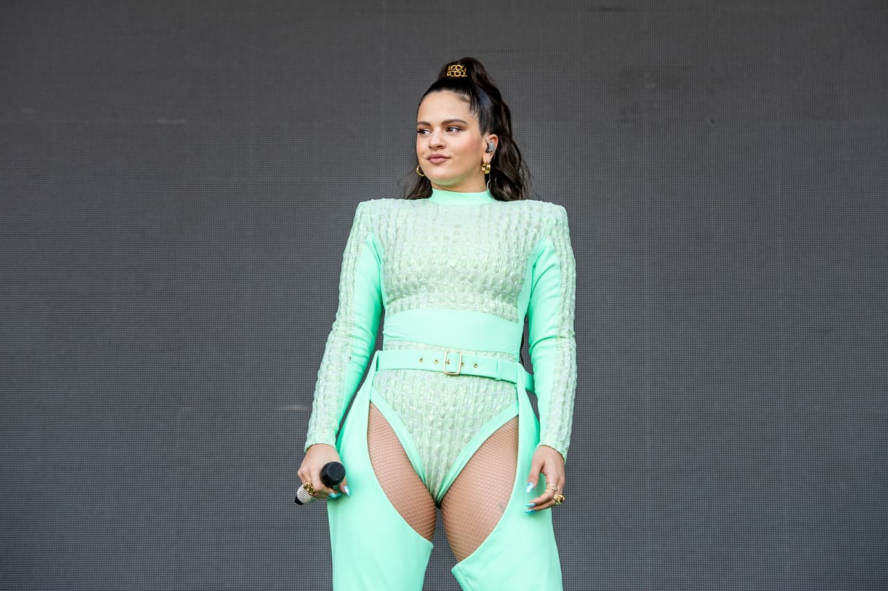 “Ella no se pierde en la ropa y le pone tanta personalidad a las cosas que se vuelve algo muy completo. Por ejemplo, en un video musical, la coreografía ya es increíble, la canción es increíble, entonces la ropa se convierte en un extra increíble para todo”, dijo Burkhart, quien también trabaja en el estilismo de artistas del pop como Billie Eilish.