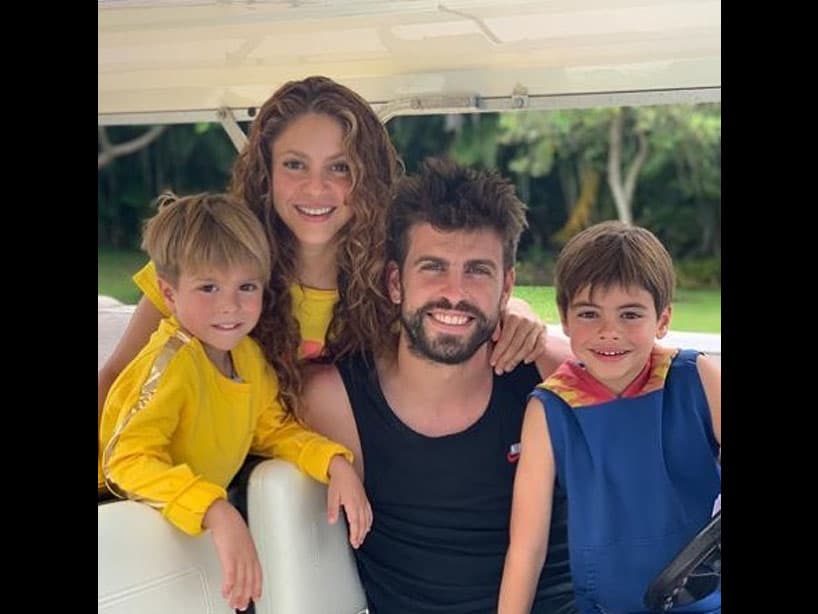 En la imagen, la cantante aparece feliz y sonriente en compañía del futbolista y sus dos hijos, Milan y Sasha.