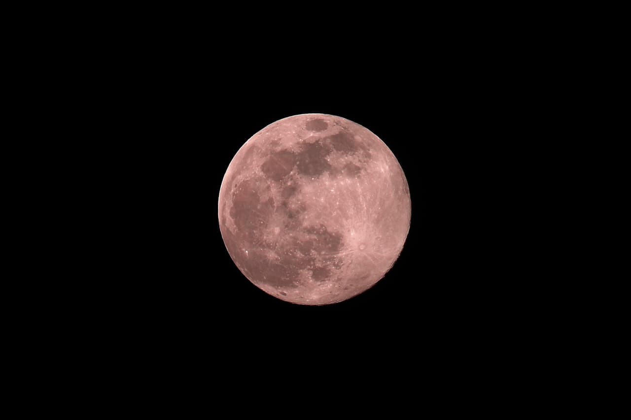 Pese a lo que podría creerse por su nombre, la superluna rosa no tuvo ese color rosado que algunos esperaban.