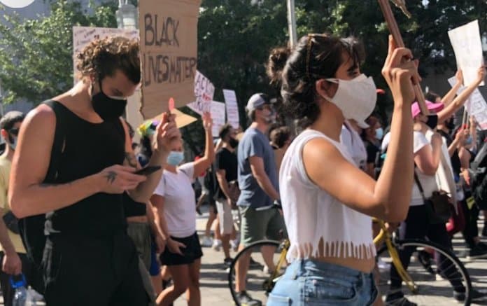 La pareja de cantantes estadounidenses, Camila Cabello y Shawn Mendes también fueron vistos en protestas pacificas este fin de semana. 
<br>
<br>He buscado las palabras correctas para hablar luego de que vi el video de cómo fue arrebatada la vida de George Floyd con impunidad. Lo siento mucho por la familia de George Floyd, por la familia de Ahmaud Arbery y por la familia de Beronna Taylor, y las incontables familias afrodescendientes que han perdido a sus hijos o padres luego de que les robaran la vida (…) Necesitamos un cambio, no podemos darnos el lujo de quedarnos en silencio, no podemos darnos el lujo de ser indiferente ante el dolor de otros”, escribió Cabello en su cuenta de Instagram.