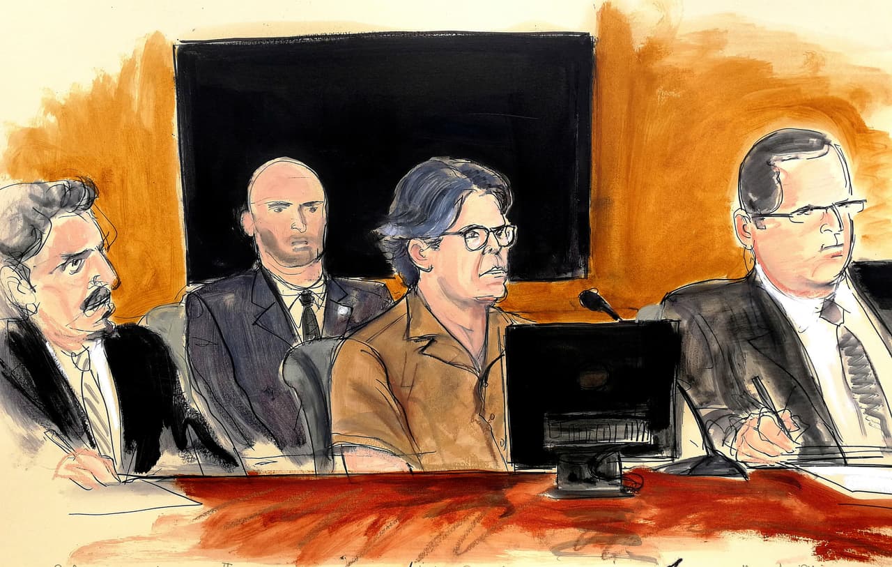 ARCHIVO - Este dibujo hecho en la corte el 13 de abril del 2018 muestra a Keith Raniere, segundo desde la derecha, líder del grupo secreto NXIVM, durante una audiencia en Brooklyn, Nueva York. (Elizabeth Williams vía AP, archivo)