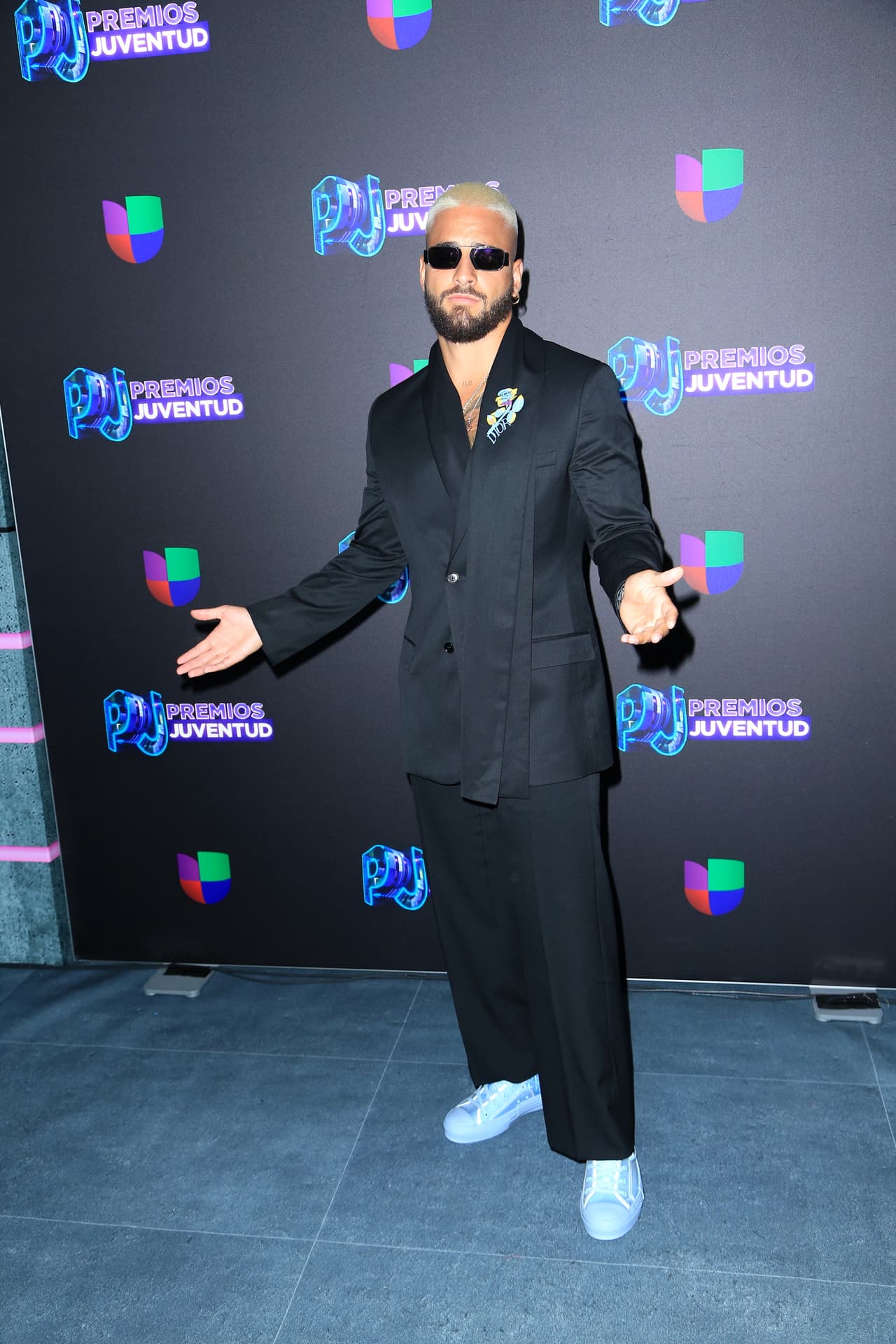 Maluma mantuvo su atuendo sobrio, pero se inclinó por accesorios llamativos de acuerdo a su estilo personal.