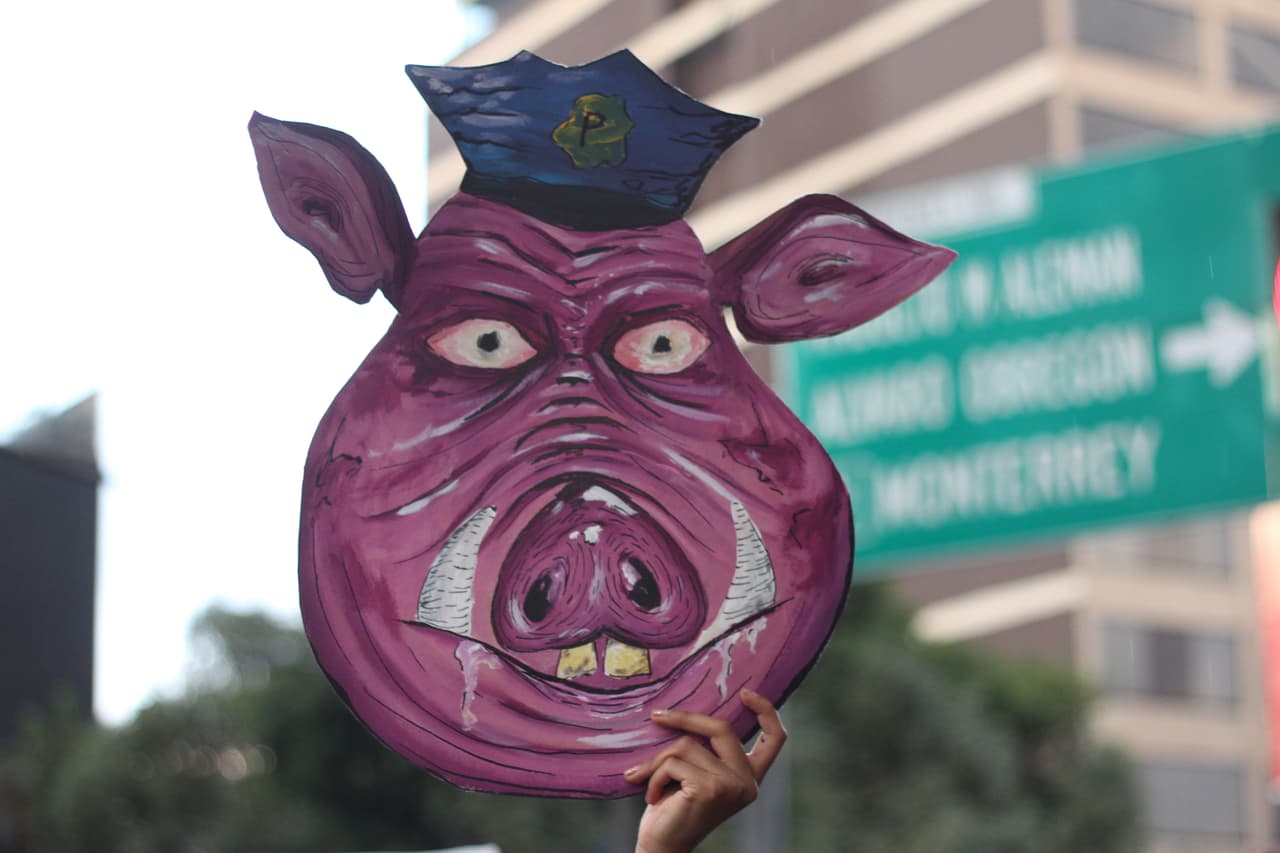 Mujeres, hombres y niños caminaron hacia la Glorieta de Insurgentes, concentrándose, principalmente a las afueras de la Secretaría de Seguridad Pública.