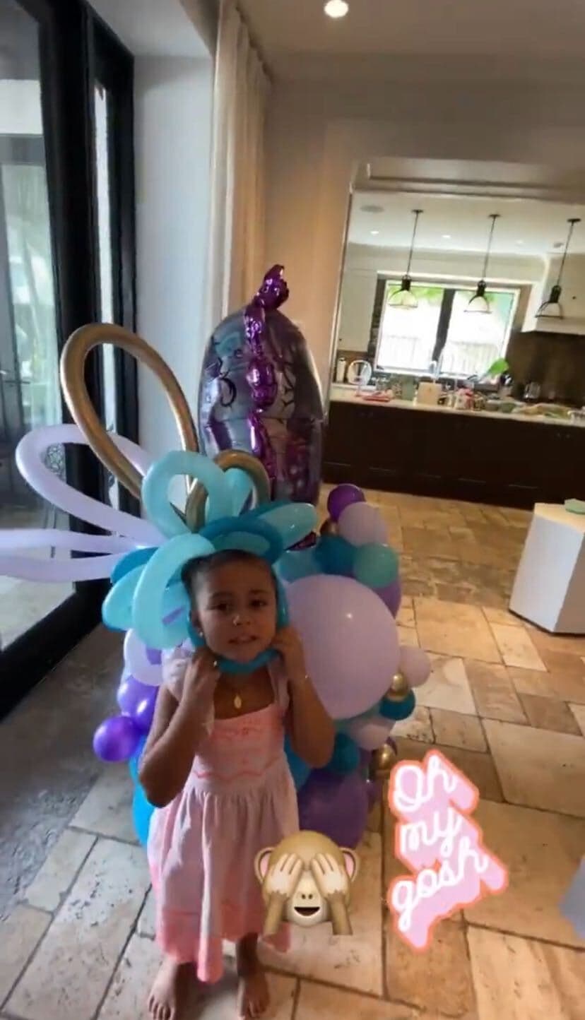 La más feliz fue la cumpleañera, Renata, pues se vio como se divertía con los globos que decoraron su casa, los cuales predominaron los colores morado y celeste.