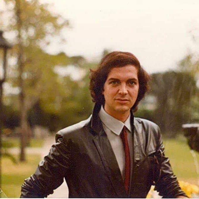 La mañana del domingo, el público de habla hispana amaneció con la noticia más triste: el cantante y compositor español, Camilo Sesto, falleció a la edad de 72 años el 8 de septiembre.