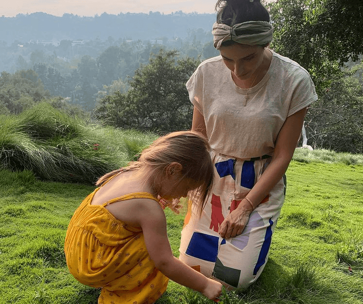 En las imágenes, Kailani aparece muy sonriente junto a su mamá mientras disfrutan de un paseo, en el que la actriz comparó a su pequeña con un personaje de Plaza Sesamo.