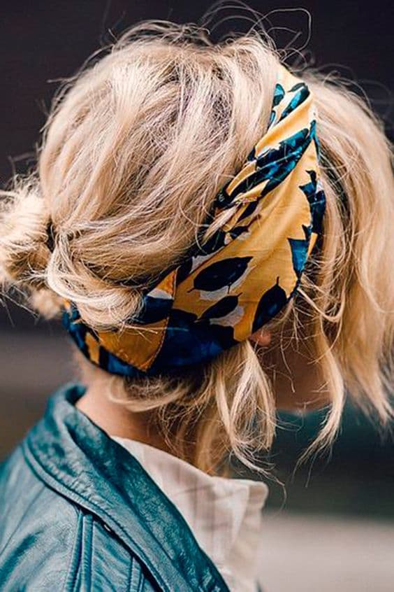 Para evitar que el cabello te estorbe y te acalore, puedes usar accesorios que te lo recojan, como diademas o pañoletas