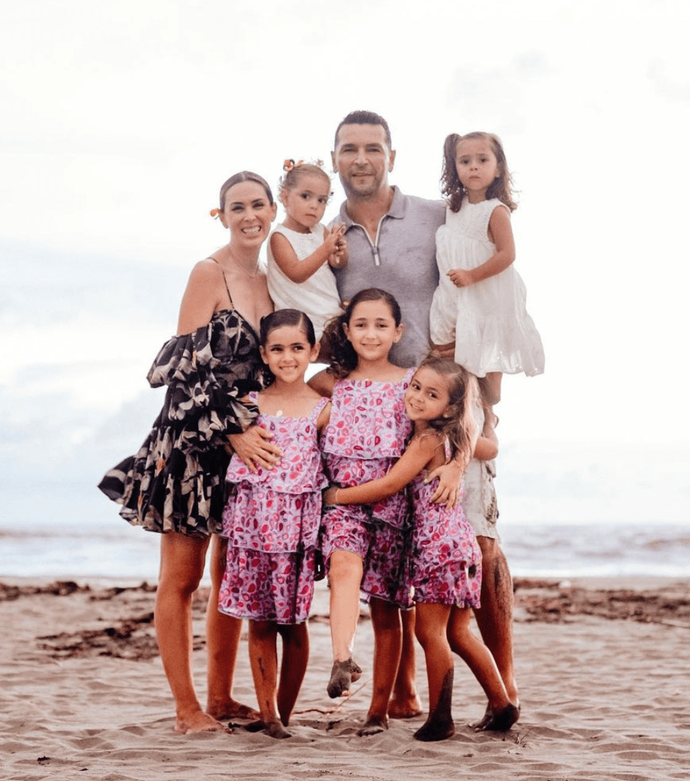 Jacky Bracamontes tiene divertida sesión fotográfica con su familia en la playa