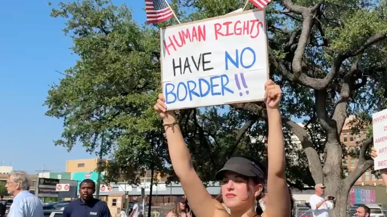 En video: Así avanzan las protestas de 'No Kings' en San Antonio, Texas
