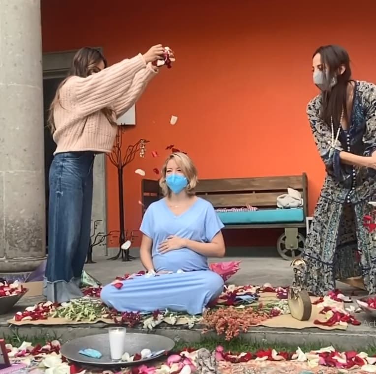 Cantos, meditaciones, técnicas de relajación, creación o pinturas de mandalas y, sobre todo, mensajes de cariño y amor por parte de la "tribu" femenina que acoje a la futura madre, son algunos de los ritos que se realizan durante estas ceremonias, del cual se conoce como una tradición de la cultura Navajo del 1898.