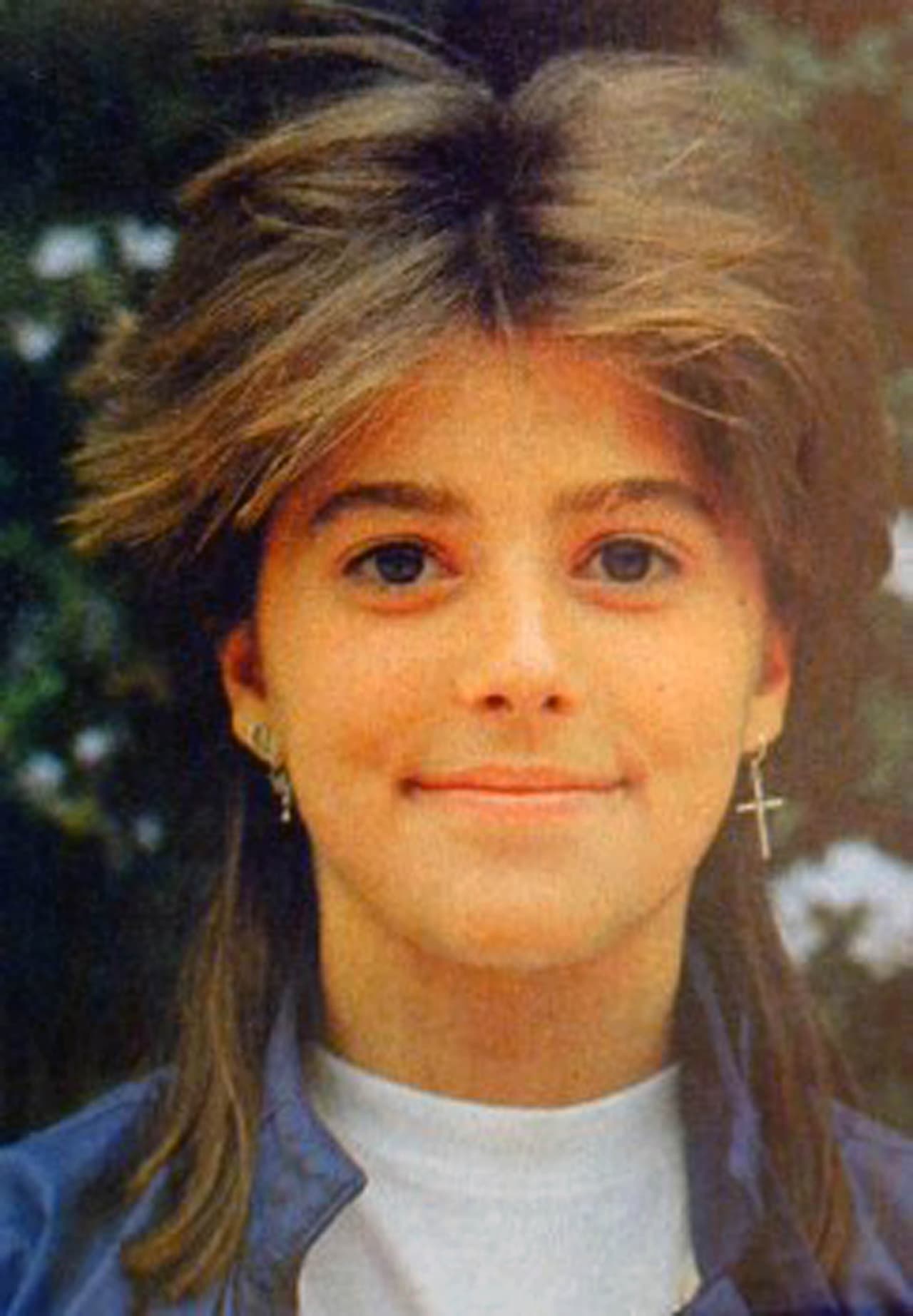 A pesar de que Alejandra Guzmán se lanzó como cantante hasta los 16 años, la rockera tuvo varias apariciones en la televisión cuando era una niña, aunque estás no fueron tan grandes. Fue hasta su adolescencia que su nombre se hizo popular, vendiendo más de 20 millones de discos.