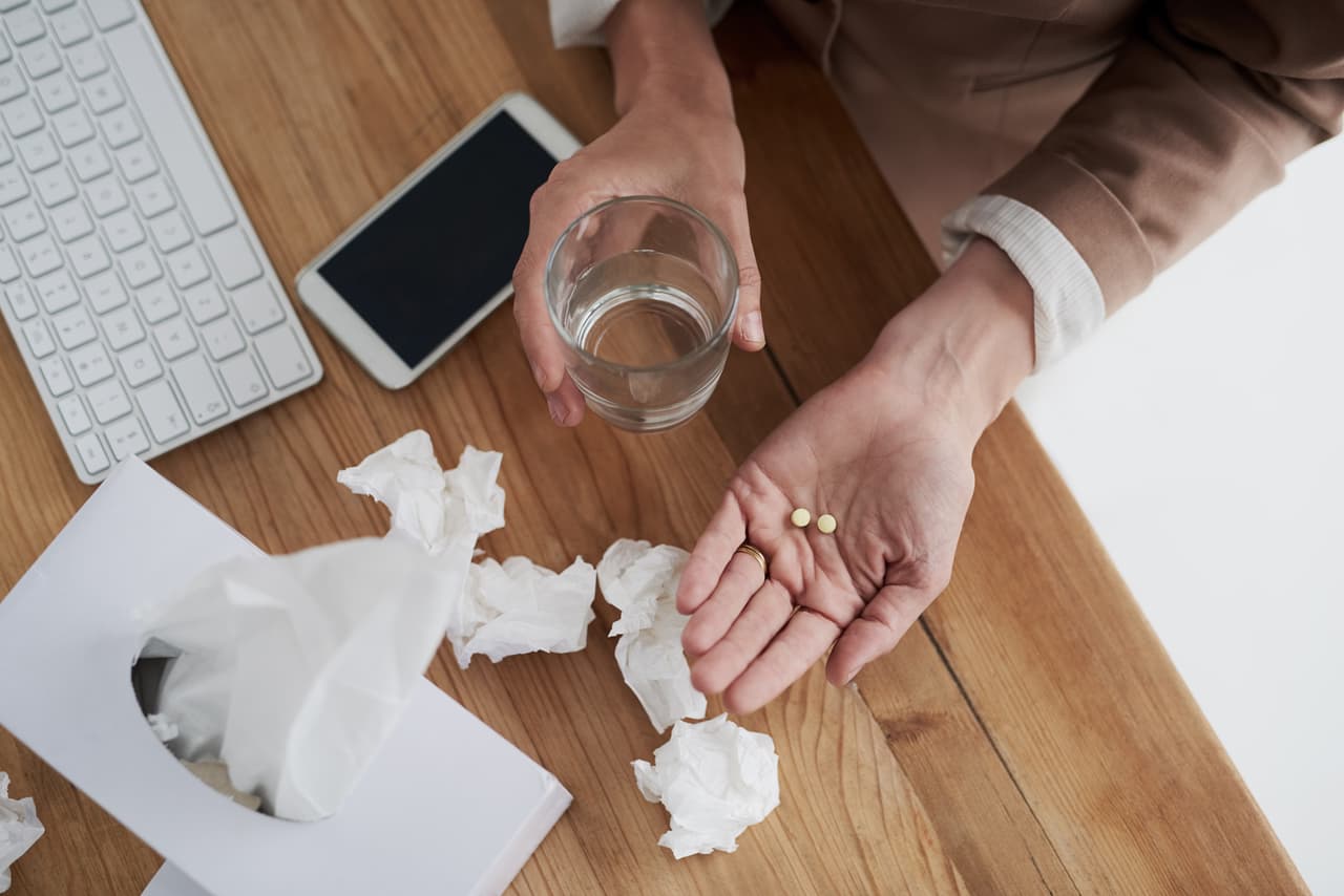 Medicamentos para aquellos males inesperados como dolor de cabeza, garganta, estómago o gripa. Los pañuelos desechables también son fundamentales.