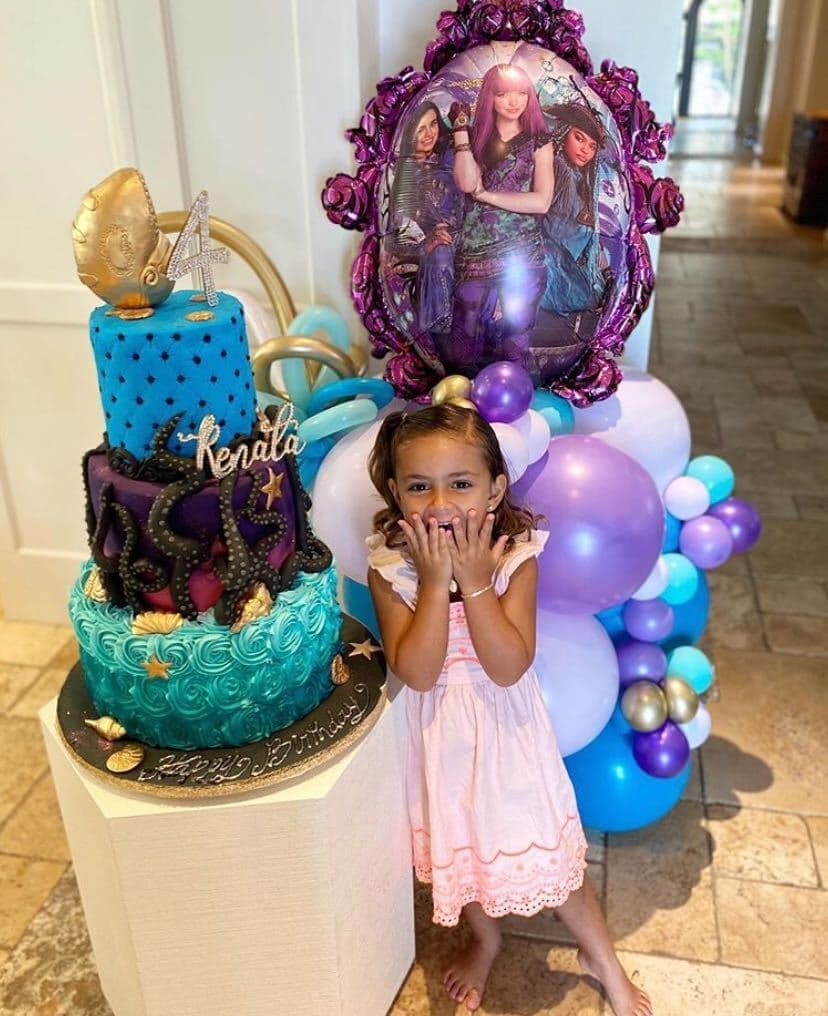 Aquí la festejada junto a su enorme pastel, ¡Feliz cumpleaños, Reni!