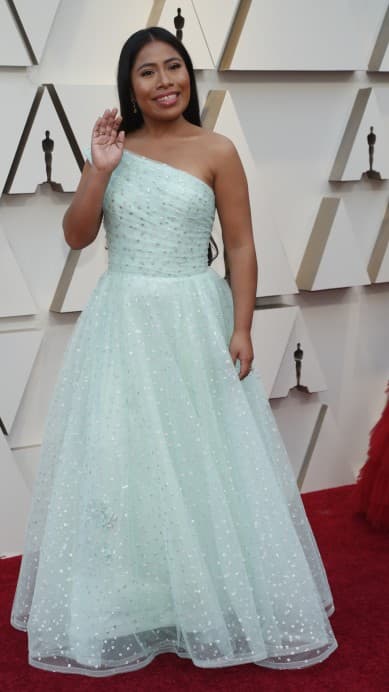 El peinado de Yalitza, sencillo y suelto, estuvo a cargo de Matilde Campos quien mantuvo el estilo que ha caracterizado a la actriz en esta temporada de premios, siempre muy apegada a lo clásico.