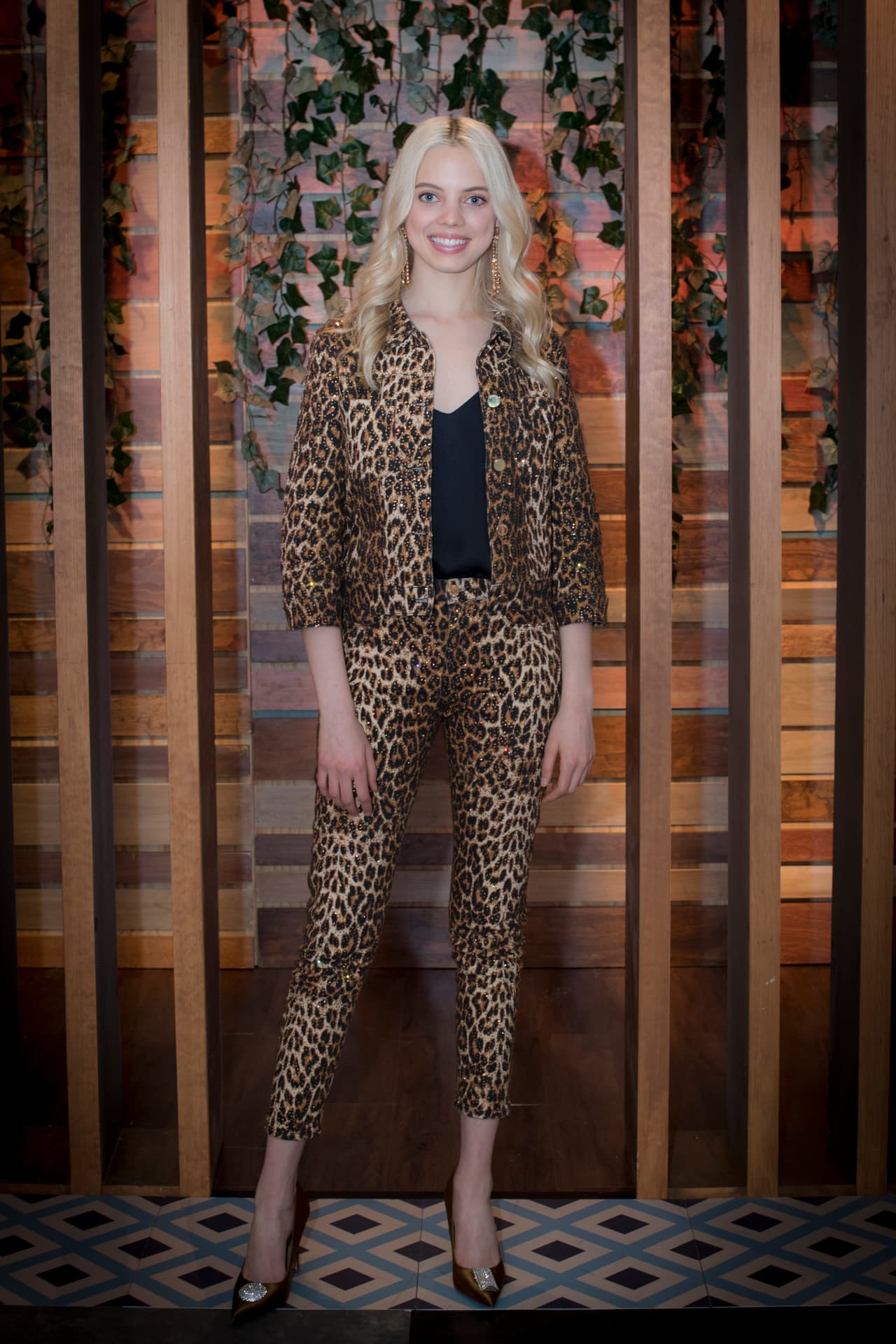 Mariana Zaragoza, la modelo tapatía de 18 años, portó un conjunto de "animal print" de cheetah, combinándolo con unos aretes largos dorados y unos tacones del mismo color.