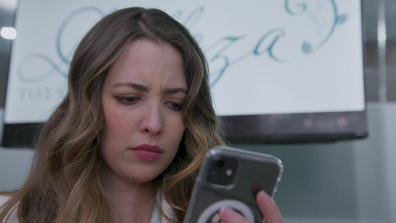 La Rosa de Guadalupe: Denisse es acechada con mensajes sin parar, de parte de la ex de su novio
