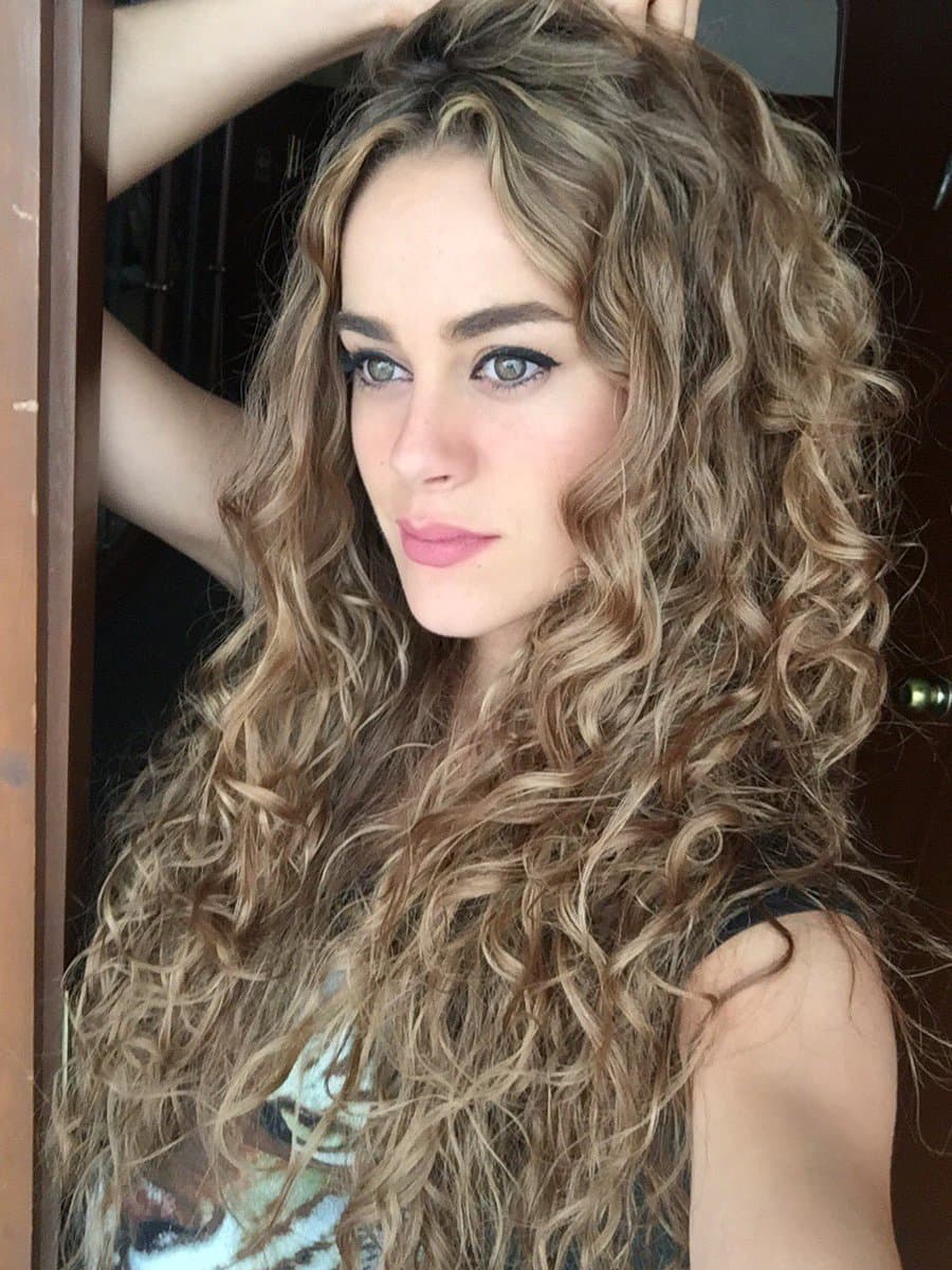 Candela, quien originalmente posee una melena color castaño cenizo claro, al igual que muchas mujeres al rededor del mundo, ha pasado por varias decepciones y tragedias en la peluquería, antes de lograr la cabellera deseada.
