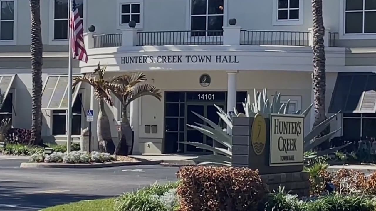 Acusan a encargado comunitario de Hunters Creek por 20 cargos vinculados a material sexual infantil