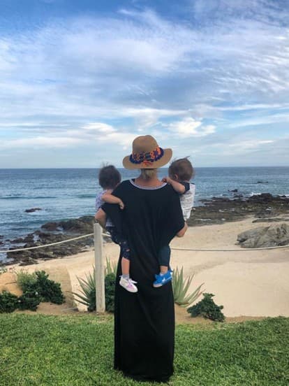 Una mamá que protege mucho la privacidad de sus hijos es Ludwika Paleta. Junto con Emiliano Salinas procrearon a Bárbara y Sebastián. Los bebés llegaron al mundo en mayo del 2017 y, se convirtieron en los hermanos menores de Nicolás, el hijo mayor de la actriz.