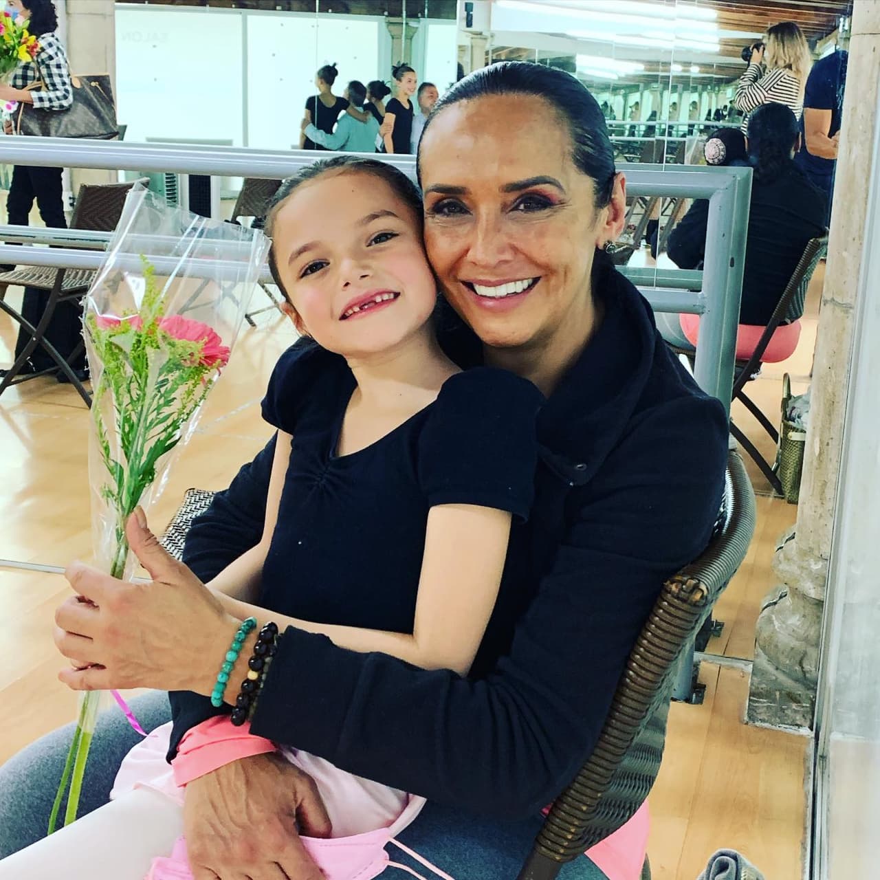 Mayra Rojas acompaña a su hija Luciana en su debut en televisión.